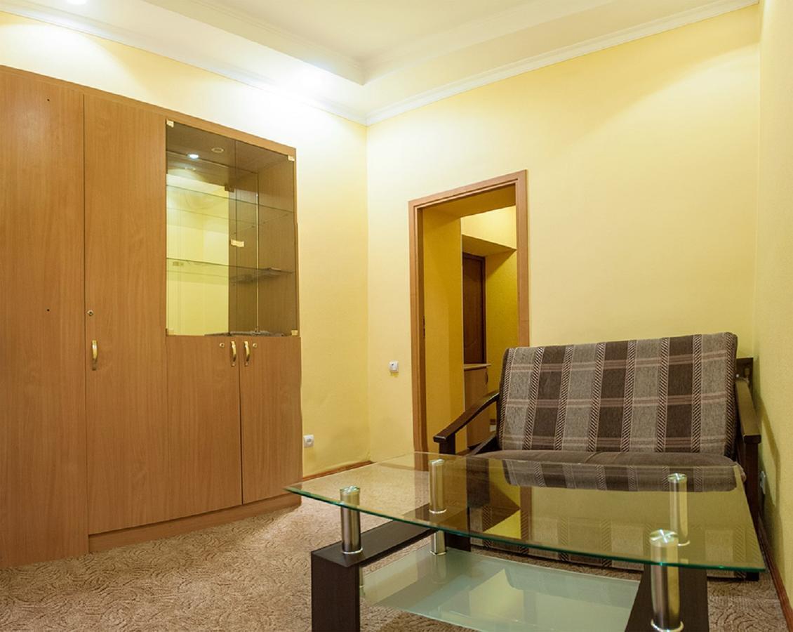 Апартаменти Вул Кониського 5 На 6 Осіб Біля Медичного Університету Lviv Exterior photo